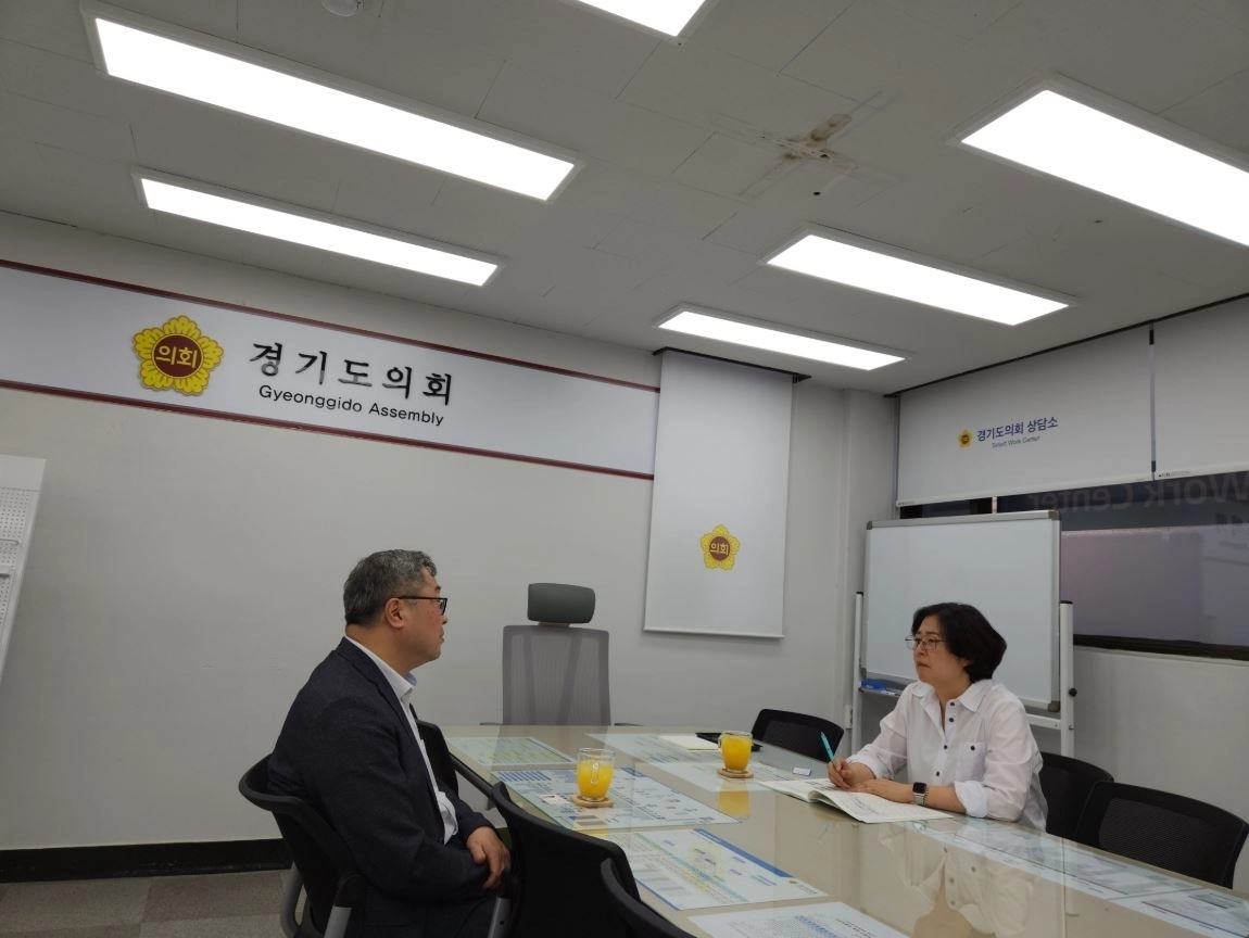 ▲ 지난 12일 경기신용보증재단 관계자와 만나 경기북부와 의정부지역 소기업·소상공인의 경영 안정 및 민생회복 방안을 논의한 유수연 의원(사진=경기도의회)