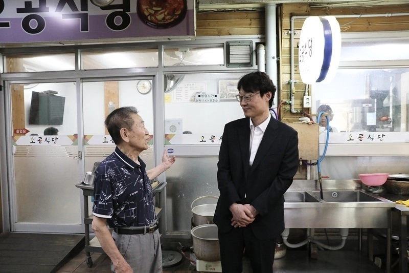 여름철 외식 물가를 점검하는 이명호 국가데이터처 차장