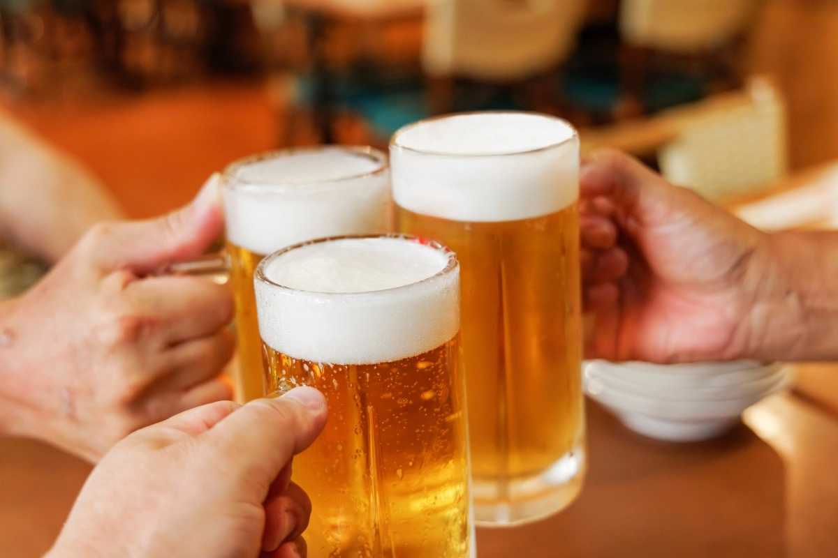 맥주 잔을 부딪치는 모습. 123rf
