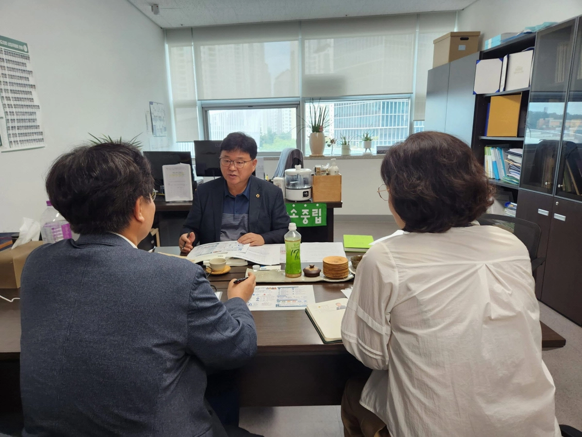 ▲성기황 의원이 13일 경기도 이민사회지원과 관계자들로부터 ‘경기도 이주여성 상담센터 운영 사업’에 대해 보고받고 지원 강화 방안을 논의하고 있다. (사진=경기도의회)