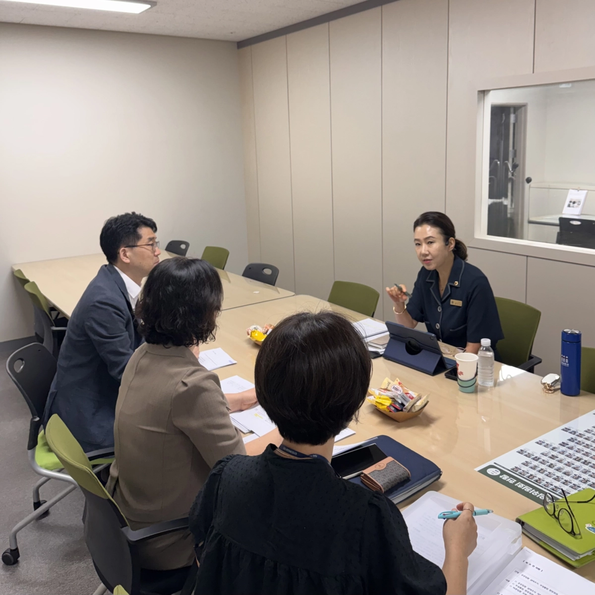 ▲최수연 의원이 13일 양주상담소에서 경기도 건설국 관계자들로부터 건설 공공입찰 및 교통 현안 업무보고를 받고 있다. (사진=경기도의회)