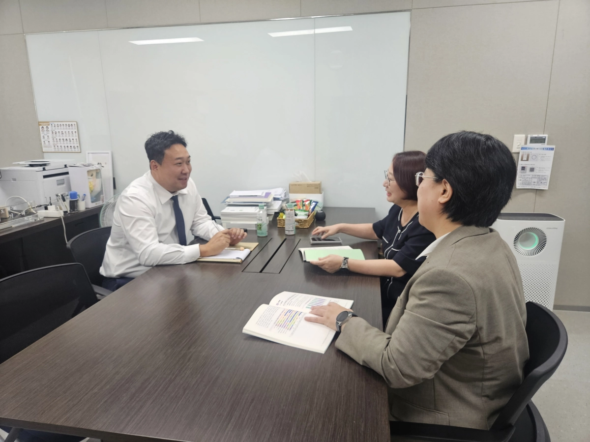 ▲이기대 의원이 13일 발달장애지원이종협동조합연합회 임신화 회장, 경기도협동조합협의회 김은선 전 회장과 차담회를 갖고 협동조합 연합회 육성 방안을 논의하고 있다. (사진=경기도의회)