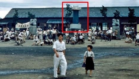 광복 직후 대전 시민 성금으로 대전역 앞에 ‘을유해방기념비’가 세워졌다. 기념비 뒷에 기와로 지어진 대전역은 한국전쟁으로 사라졌다. 시 제공