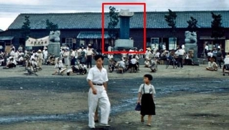 광복 직후 대전 시민 성금으로 대전역 앞에 ‘을유해방기념비’가 세워졌다. 기념비 뒷에 기와로 지어진 대전역은 한국전쟁으로 사라졌다. 시 제공