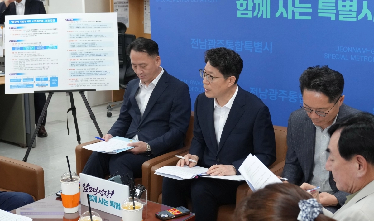 황기연 전남광주통합특별시 행정부시장이 13일 무안청사에서 기자 간담회를 열고 ‘부시장 시민추천제’에 관한 입장을 설명하고 있다. 전남광주통합특별시 제공