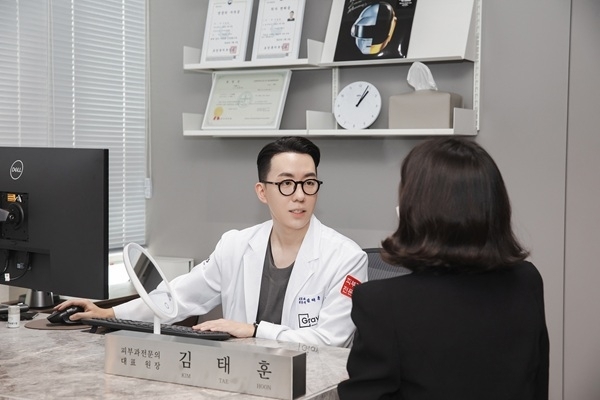 김태훈 원장 진료 장면. (사진=그레이스피부과의원)