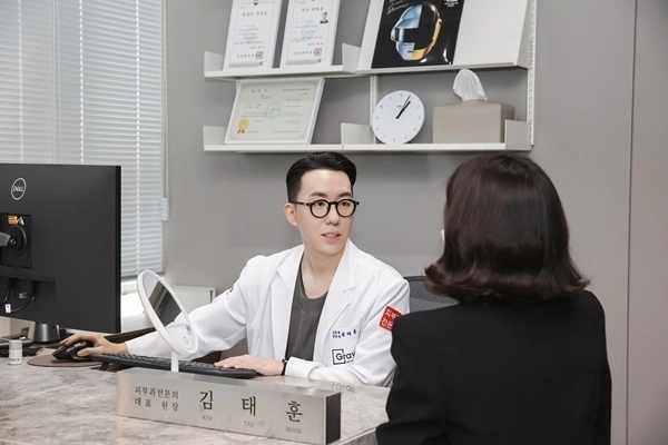 김태훈 원장 진료 장면. (사진=그레이스피부과의원)