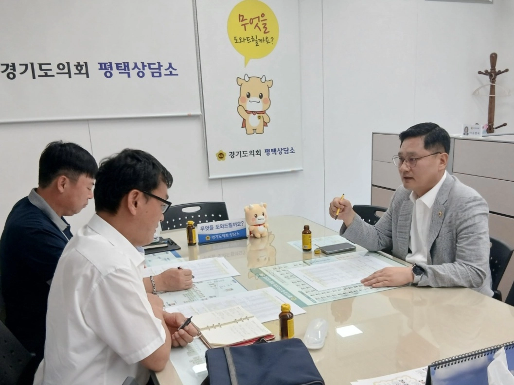 ▲안계명 의원이 12일 평택상담소에서 평택교육지원청 관계자들로부터 서평택 학교시설 개선사업 현황을 보고받고 있다. (사진=경기도의회)