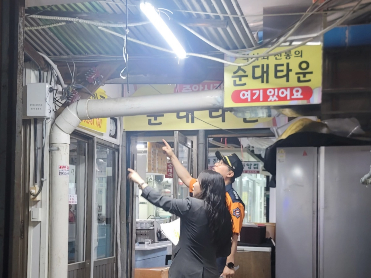 ▲안시현 의원이 동두천소방서 관계자와 함께 중앙시장 일대 소방 대피로 및 시설 관리 실태를 점검하고 있다. (사진=경기도의회)