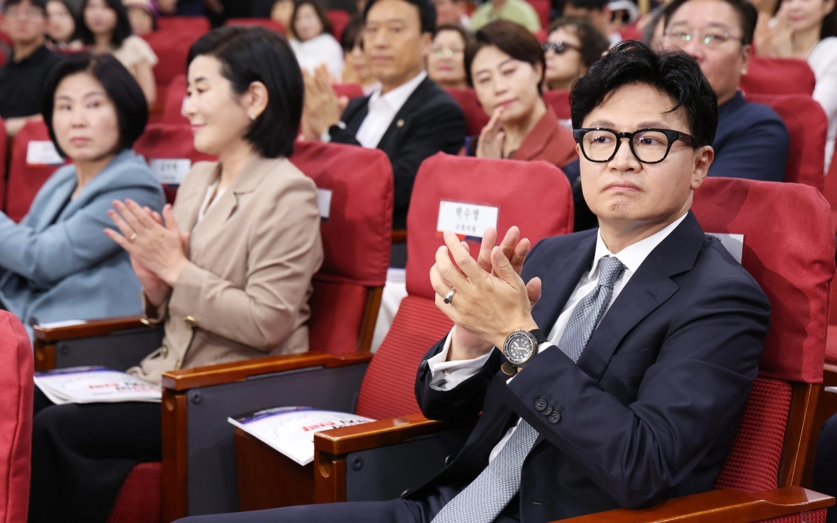 한동훈 무소속 의원이 11일 국회 의원회관에서 열린 ‘2차 공공기관 이전, 왜 부산이 답인가’ 토론회에서 참석자 소개에 박수치고 있다. 뉴시스