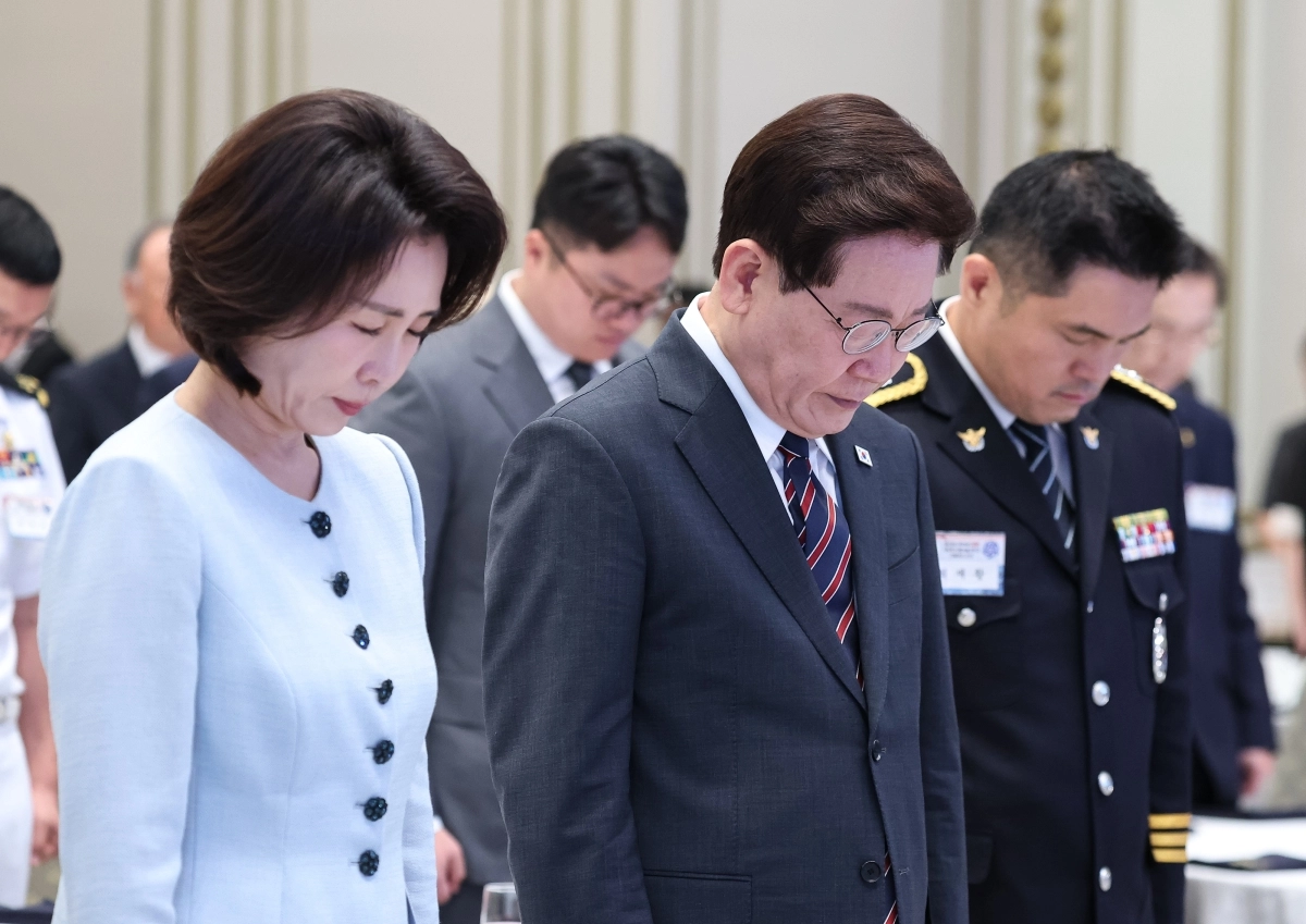 국가유공자·보훈 가족 초청 오찬서 묵념