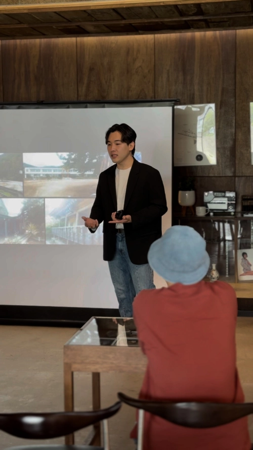 청년들이 복잡한 수도권을 떠나 지방으로 향하고 있다. 경북 문경을 중심으로 지역 재생 공간 사업을 하는 도원우 리플레이스 대표가 지역 주민들에게 창업 과정을 설명하고 있다. 리플레이스 제공