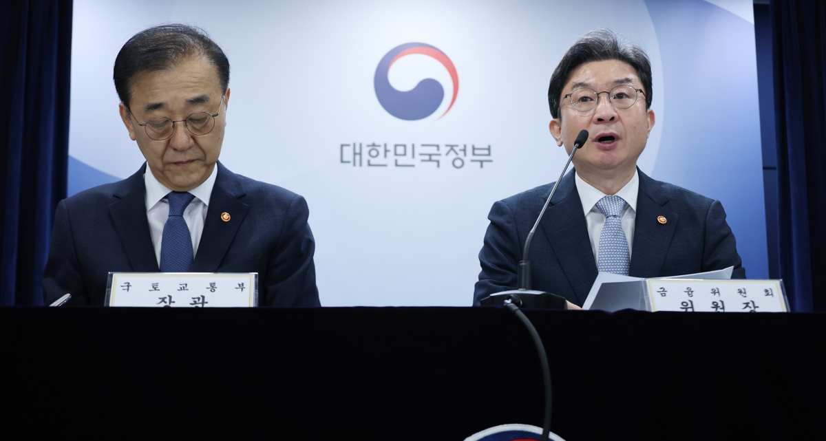 이억원(오른쪽) 금융위원회 위원장이  13일 서울 종로구 정부서울청사에서 전월세 및 매매시장 안정을 위한 주택 신속공급 방안 및 부동산 시장 안정을 위한 금융 종합대책을 발표하고  있다.   연합뉴스