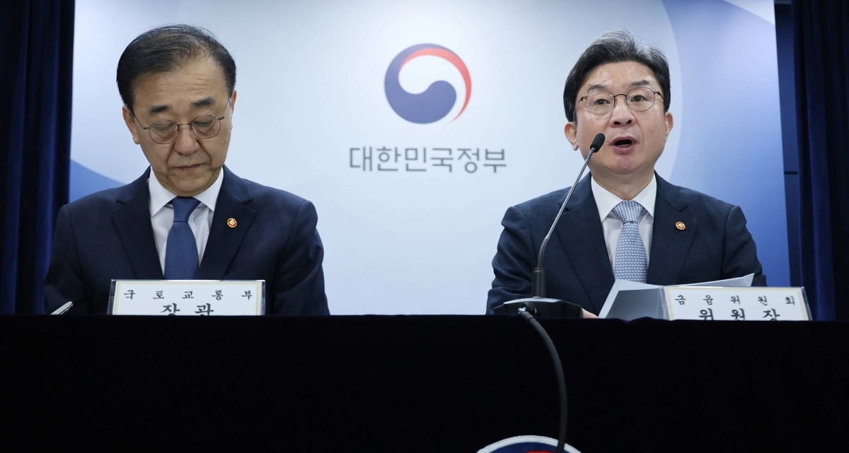 이억원(오른쪽) 금융위원회 위원장이  13일 서울 종로구 정부서울청사에서 전월세 및 매매시장 안정을 위한 주택 신속공급 방안 및 부동산 시장 안정을 위한 금융 종합대책을 발표하고  있다.   연합뉴스