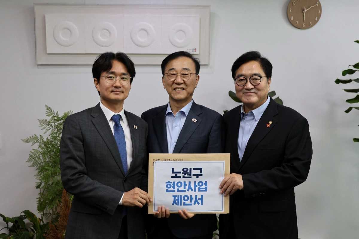 서준오(왼쪽) 노원구청장이 김윤덕(가운데) 국토교통부 장관, 우원식 의원과 지난 12일 국회 의원회관에서 면담을 마치고 기념촬영을 하고 있다. 노원구 제공