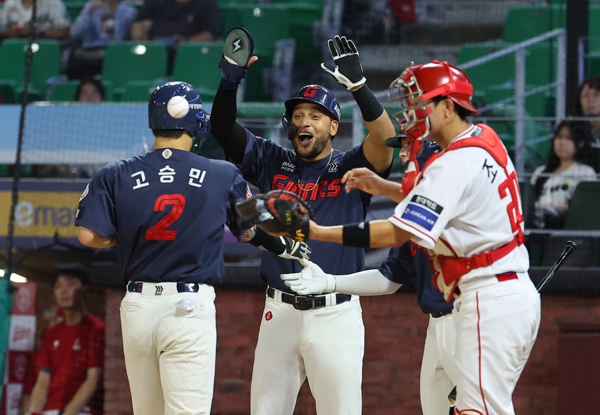13일 인천 SSG랜더스필드에서 열린 2026 프로야구 KBO리그 롯데 자이언츠와 SSG 랜더스의 경기 5회초, 1사 주자 1루에서 롯데 고승민(왼쪽)이 투런홈런을 친 뒤 홈에서 선행 주자 레이예스(가운데)의 축하를 받고 있다. 연합뉴스