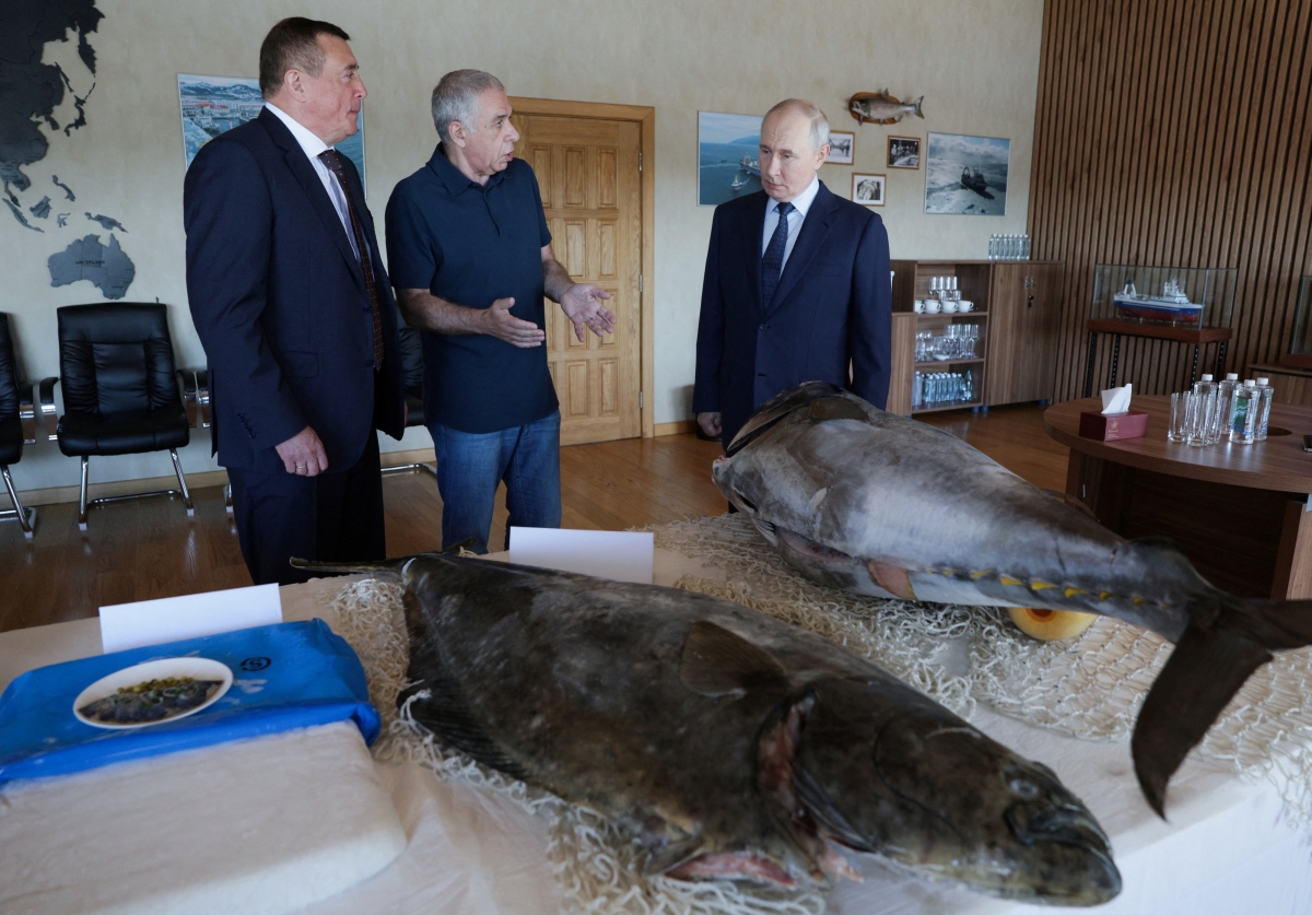 블라디미르 푸틴 러시아 대통령이 13일(현지시간) 러시아 극동 사할린주 남쿠릴열도 이투루프섬의 야스니 수산물 가공단지를 방문하고 있다. 2026.8.13 로이터 연합뉴스