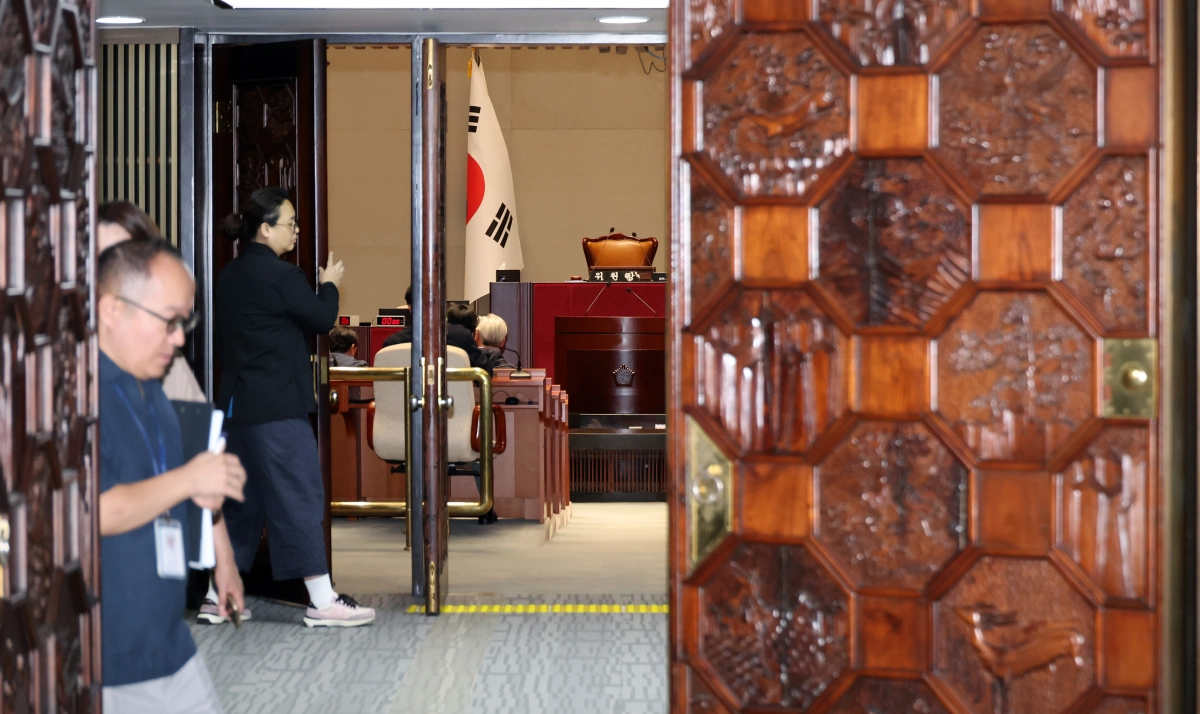 13일 국회에서 더불어민주당 비공개 의원총회가 열린 가운데 관계자들이 회의실 문을 닫고 있다. 2026.8.13. 연합뉴스