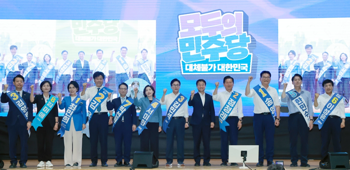 9일 강원도 횡성국민체육센터에서 열린 더불어민주당 대표·최고위원 후보자 강원 합동연설회에서 후보들이 기념 촬영하고 있다. 왼쪽부터 김영호·임미애·최민희·김용·박선원·서미화 최고위원 후보, 김민석 당 대표 후보, 한병도 대표 직무대행 겸 원내대표, 정청래·송영길 당 대표 후보, 한민수·이성윤 최고위원 후보. 2026.8.9. 연합뉴스