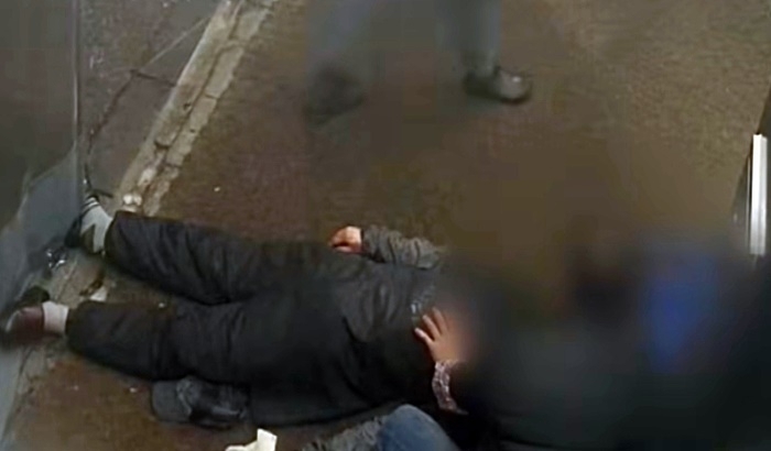 직원 식사에 불만을 제기했다는 이유로 직원을 향해 망치를 던진 치킨집 사장이 징역형 집행유예를 선고받았다. JTBC ‘사건반장’ 캡처