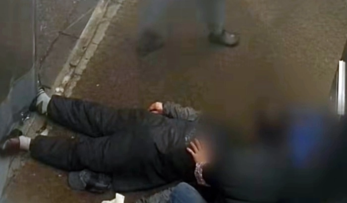 직원 식사에 불만을 제기했다는 이유로 직원을 향해 망치를 던진 치킨집 사장이 징역형 집행유예를 선고받았다. JTBC ‘사건반장’ 캡처