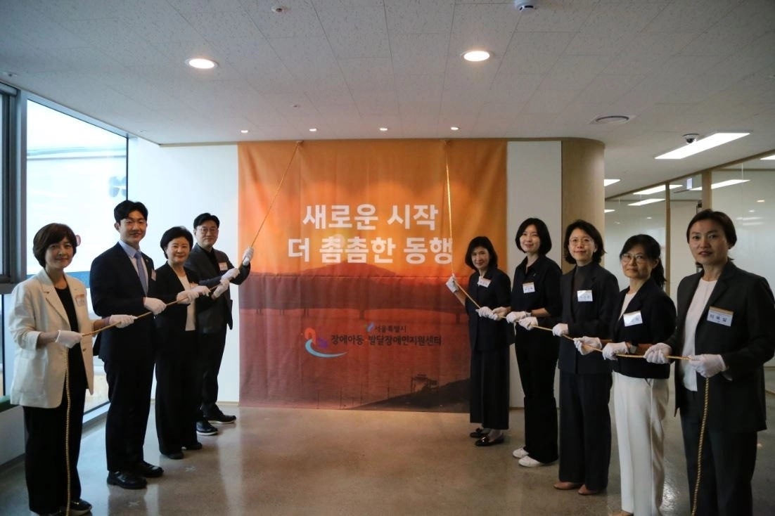 지난 12일 강서구 어울림플라자 4층에서 열린 ‘서울시 장애아동·발달장애지원센터’ 개소식에 참석한 이인애 의원(오른쪽 위에서부터 두 번째). 서울시의회 제공