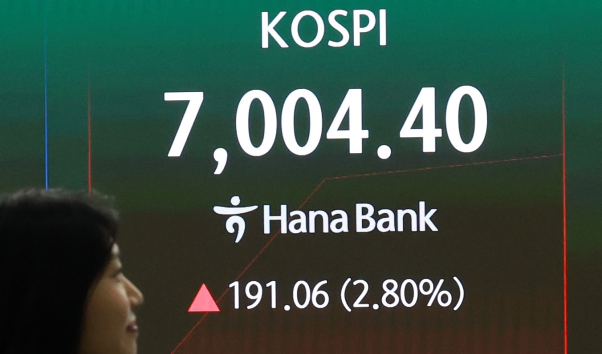 14일 코스피가 5일 연속 상승세를 나타내며 장 초반 7000선을 탈환했다. 코스피는 전날보다 182.33포인트(2.68%) 오른 6995.67로, 코스닥 지수는 6.70포인트(0.78%) 오른 868.07로 거래를 시작했다. 사진은 이날 서울 하나은행 본점 딜링룸에 전광판에 표시된 ‘칠천피’ 돌파 모습. 2026.8.14 연합뉴스