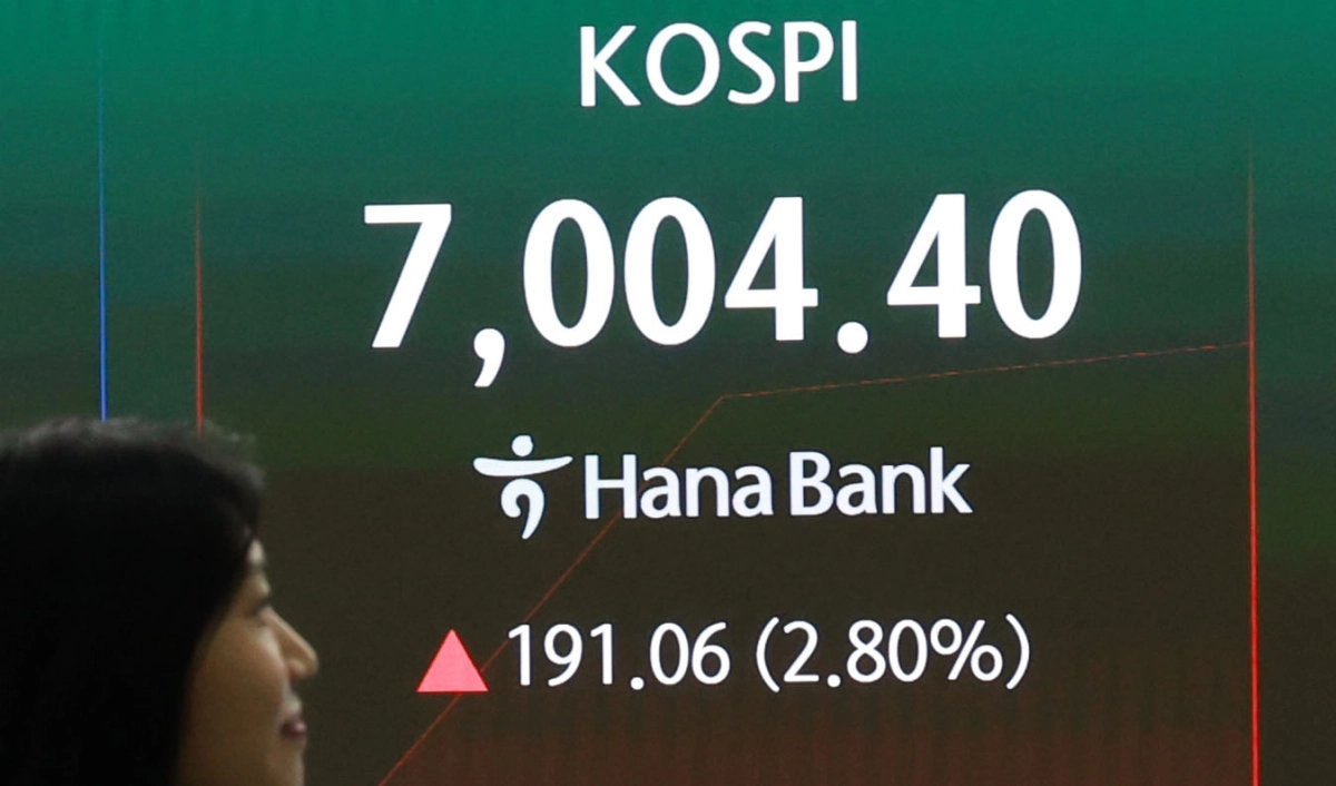 14일 코스피가 5일 연속 상승세를 나타내며 장 초반 7000선을 탈환했다. 코스피는 전날보다 182.33포인트(2.68%) 오른 6995.67로, 코스닥 지수는 6.70포인트(0.78%) 오른 868.07로 거래를 시작했다. 사진은 이날 서울 하나은행 본점 딜링룸에 전광판에 표시된 ‘칠천피’ 돌파 모습. 2026.8.14 연합뉴스