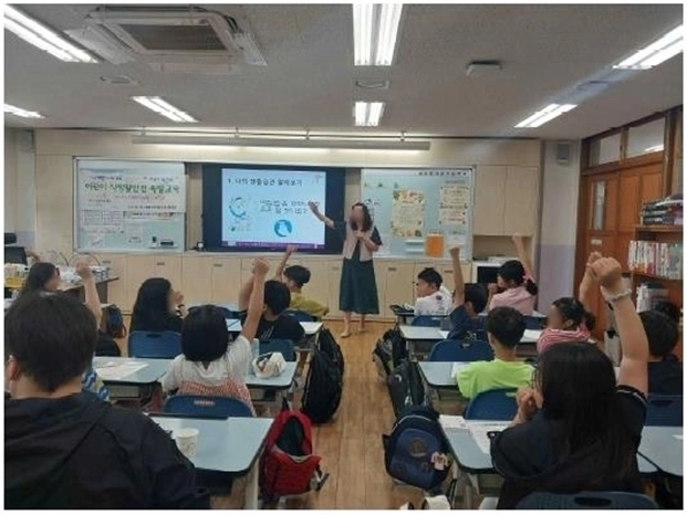 지난해 8월 서울 구로구 천왕초에서 어린이들이 식생활 안전 특별교육을 받고 있다.  구로구 제공
