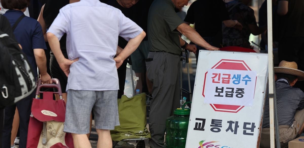 구미에 대규모 단수 상황이 발생한 13일 형곡2동행정복지센터에서 주민들이 비상 급수를 받기 위해 줄을 서고 있다. 구미 연합뉴스