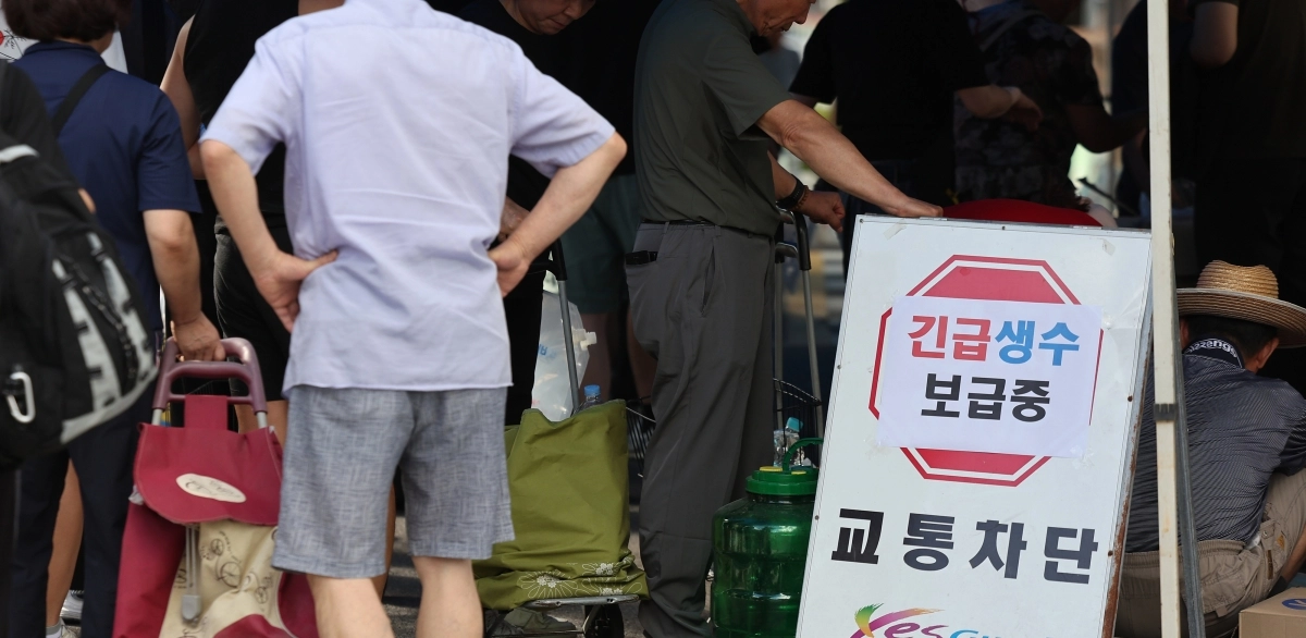 구미에 대규모 단수 상황이 발생한 13일 형곡2동행정복지센터에서 주민들이 비상 급수를 받기 위해 줄을 서고 있다. 구미 연합뉴스