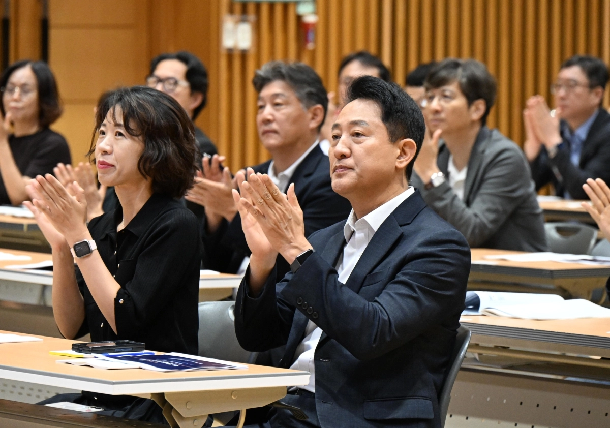 오세훈(오른쪽) 시장이 14일 다목적홀에서 열린 ‘제116회 미래서울 아침특강’에 참석해 김현철 연세대학교 의과대학 예방의학교실 교수의 ‘G3 인재도시로 가는 길 서울은 어떻게 세계의 인재를 부를 것인가’？ 특강을 듣고 있다. 서울시 제공