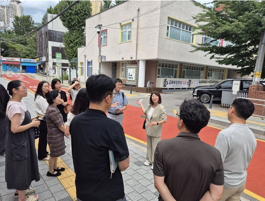 꿈나래어린이집 앞 횡단보도 설치 예정 도로 현장방문을 실시한 박희정 의원. 서울시의회 제공