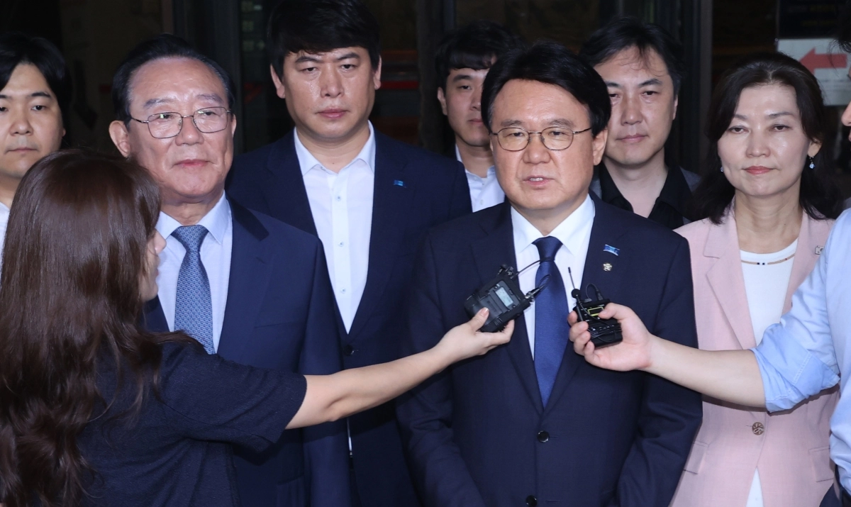 ‘울산시장 선거 개입·하명수사’ 의혹으로 기소된 황운하 조국혁신당 의원(오른쪽)과 송철호 전 울산시장이 지난해 서울 서초구 대법원에서 열린 상고심 선고공판에서 무죄를 확정받은 뒤 입장을 밝히고 있다.