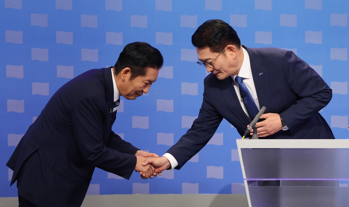 더불어민주당 정청래(왼쪽)·송영길 당 대표 후보가 12일 서울 양천구 SBS 목동 스튜디오에서 열린 TV 토론회에 참석해 인사하고 있다. 2026.8.12 국회사진기자단