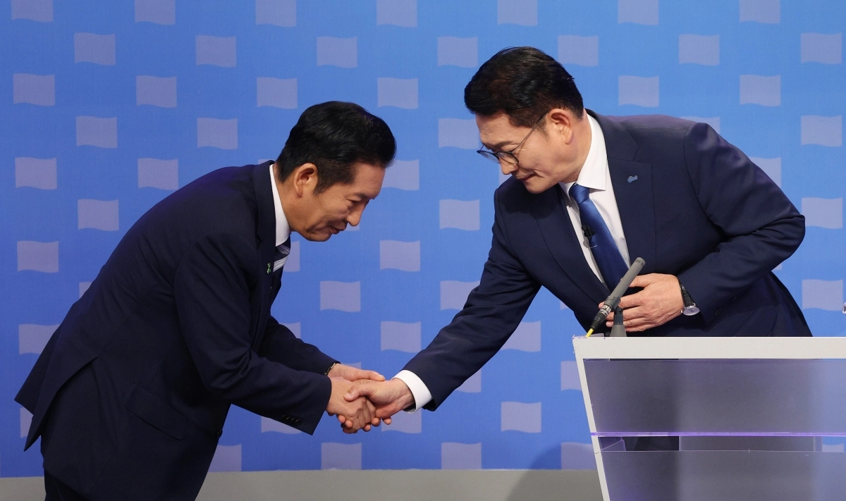 더불어민주당 정청래(왼쪽)·송영길 당 대표 후보가 12일 서울 양천구 SBS 목동 스튜디오에서 열린 TV 토론회에 참석해 인사하고 있다. 2026.8.12 국회사진기자단