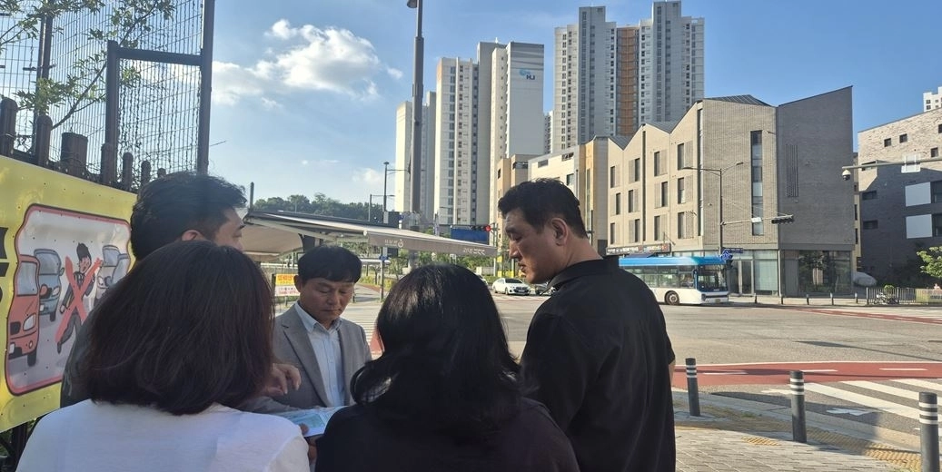 하남시의회 정병용 의장이 지난 3일 감일백제중학교 인근 사거리를 찾아 감일백제중학교 학부모회장, 하남중학교학부모폴리스연합 이화연 단장, 감일지구총연합회 김상택 회장 부서관계자와 X자형 횡단보도 설치 예정 현장을 점검하고 있다. 하남시의회 제공