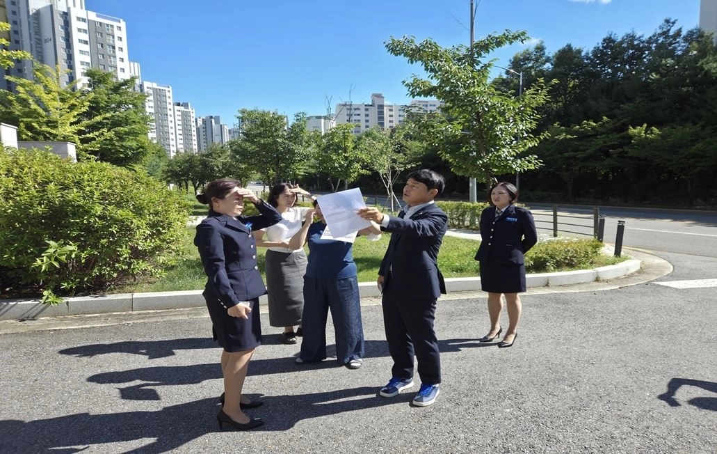 하남시의회 정병용 의장이 지난 12일 윤슬중학교를 찾아 윤슬중학교 김금자 교장, 하남중학교학부모폴리스연합 이화연 단장 등과 비상차량 진입을 위한 이동식 난간 및 차량 주출입구 안전시설 설치 필요 현장을 점검하고 있다. 하남시의회 제공