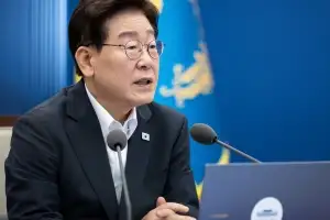 李대통령 지지율 44% ‘취임 후 최저’…부정 평가 첫 역전