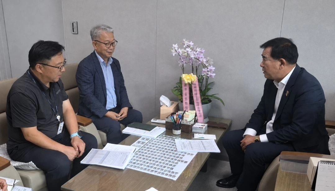 ▲ 지난 13일 예결위원회 위원장실에서 경기도 상수도 분야 주요 사업에 대한 업무보고를 받은 백승기 의원(사진=경기도의회)