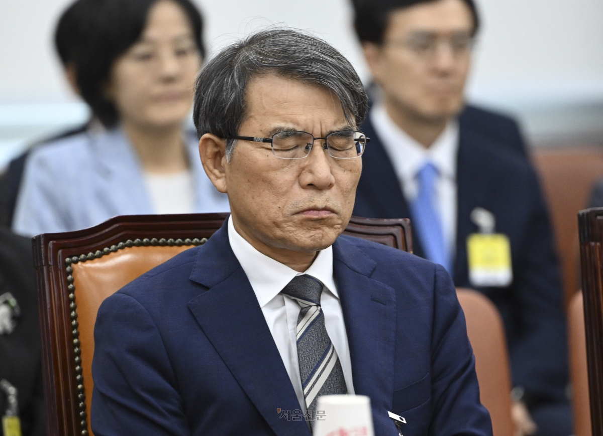 노태악 전 중앙선거관리위원장 등 증인들이 7월 22일 국회에서 열린 제9회 전국동시지방선거 투표 용지 부족 사태 등 국민 참정권 침해 진상규명 및 선거관리 개혁을 위한 국정조사 특별위원회 제2차 청문회에 참석해 있다. 이지훈 기자