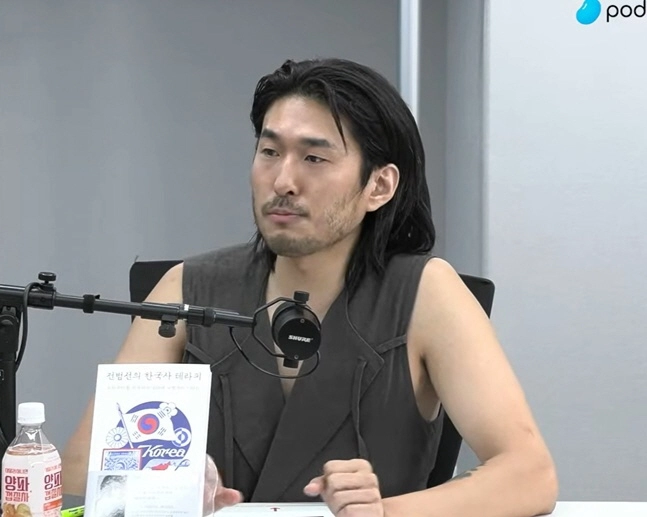 밴드 ‘양반들’ 보컬 전범선이 13일 유튜브 채널 ‘최욱의 매불쇼’에 출연해 자신이 한국 최초의 신소설 ‘혈의 누’ 작가이자 친일반민족행위자인 이인직(1862~1916)의 후손으로서의 삶에 대해 고백했다. 자료 : 유튜브 ‘최욱의 매불쇼’