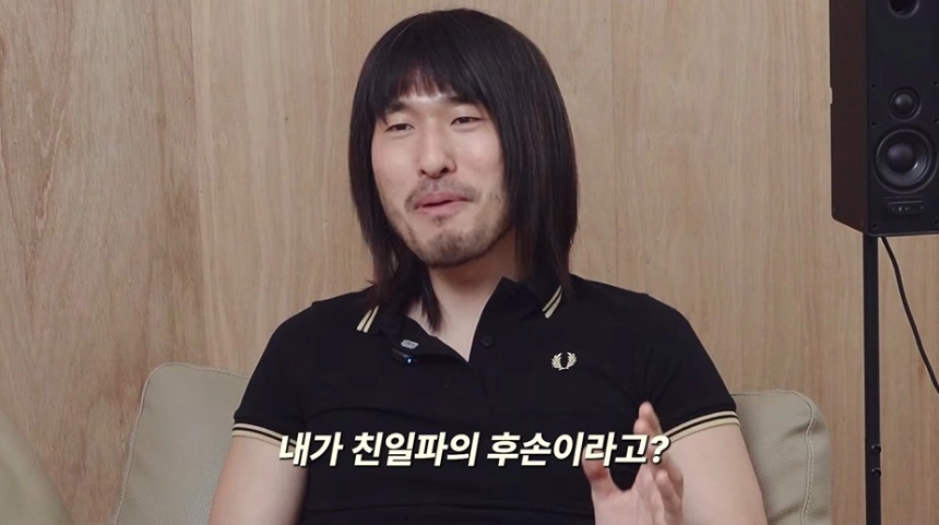 밴드 ‘양반들’ 보컬 전범선이 지난 4월 유튜브 채널 ‘뮤지엄피’에 출연해 자신이 한국 최초의 신소설 ‘혈의 누’ 작가이자 친일반민족행위자인 이인직(1862~1916)의 후손이라고 밝혔다. 자료 : 유튜브 ‘최욱의 매불쇼’