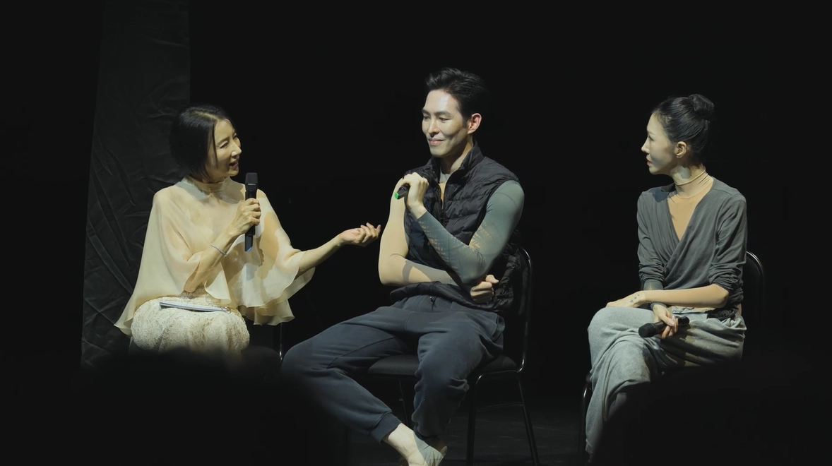 서울 강동아트센터에서 열린 ‘최태지의 발레 오픈 리허설I 를르베: 다시, 무대 위로’의 토크. 최태지(왼쪽) 전 국립발레단장이 재임 시절 선보인 몬테카를로 발레단의 ‘로미오와 줄리엣’을 보고 안재용(가운데) 몬테카를로 발레단 수석무용수는 발레를 시작했고, 윤혜진(오른쪽) 전 국립발레단 수석무용수는 ‘신데렐라’를 계기로 몬테카를로 발레단에서 활동할 기회가 생겼다. ©BAKI·강동아트센터 제공