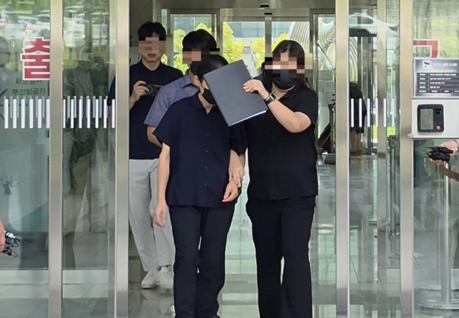 충남 천안의 한 교회에서 생활하던 11세 외손자를 학대해 숨지게 한 혐의로 구속 영장이 청구된 외조모가 대전지법 천안지원으로 이동하고 있다. 서울신문DB