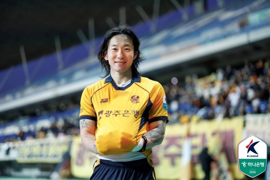 광주FC 신창무가 지난 3월 광주월드컵경기장에서 열린 K리그1 인천 유나이티드전에서 3-2로 승리한 뒤 아내의 임신을 축하하는 세리머니를 하고 있다. 신창무가 사고 차량 운전자를 구조한 그 다음날 아이가 태어났다. 한국프로축구연맹 제공