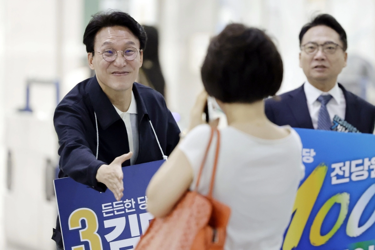김민석 더불어민주당 당대표 후보가 14일 서울 왕십리역에서 출근길 인사를 하며 지지를 호소하고 있다. 2026.08.14. 뉴시스
