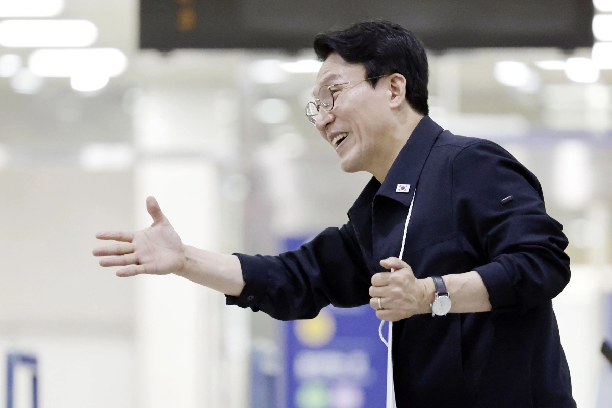 김민석 더불어민주당 당대표 후보가 14일 서울 왕십리역에서 출근길 인사를 하며 지지를 호소하고 있다. 2026.08.14. 뉴시스+