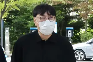 thumbnail - 뇌출혈로 쓰러졌던 개그맨 이진호, 목발 짚고 법정 출석… “범죄 반복 않겠다” 최후진술 [