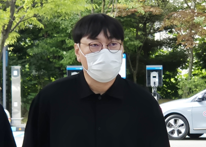 [속보] 뇌출혈로 쓰러졌던 개그맨 이진호, 목발 짚고 법정 출석… “범죄 반복 않겠다” 최후진술